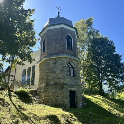 Prace przy konserwacji i remoncie zabytkowej dzwonnicy