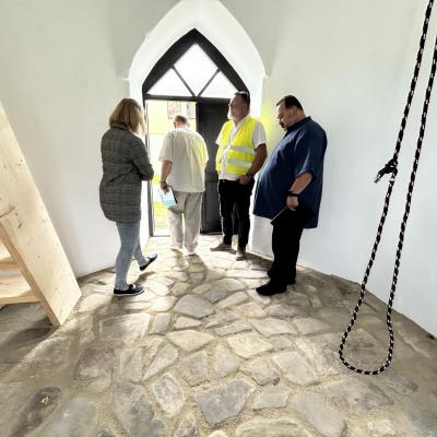 Prace przy konserwacji i remoncie zabytkowej dzwonnicy