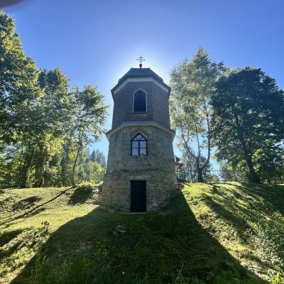 Prace przy konserwacji i remoncie zabytkowej dzwonnicy