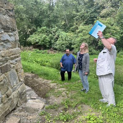 Prace przy konserwacji i remoncie zabytkowej dzwonnicy