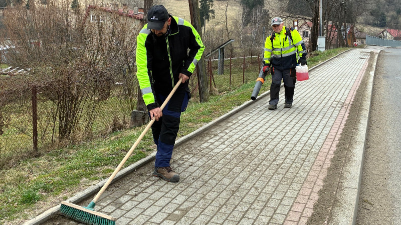 Utrzymanie czystości i porządku na chodnikach w Gminie KOMAŃCZA